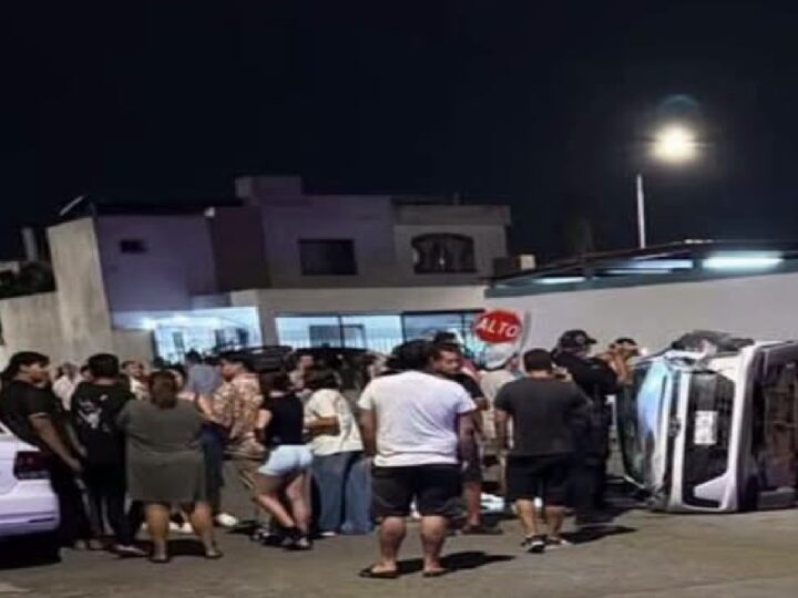 Acelerado conductor, se vuela un alto, choca y vuelca en el fraccionamiento los Héroes