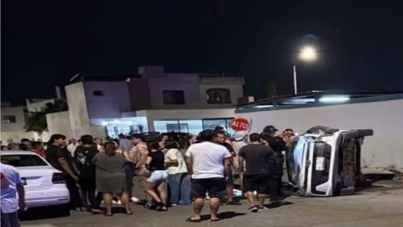 Acelerado conductor, se vuela un alto, choca y vuelca en el fraccionamiento los Héroes