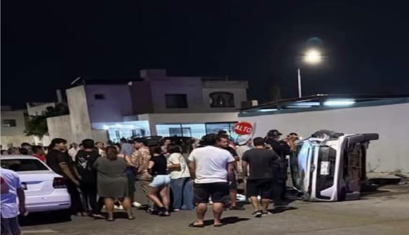 Acelerado conductor, se vuela un alto, choca y vuelca en el fraccionamiento los Héroes
