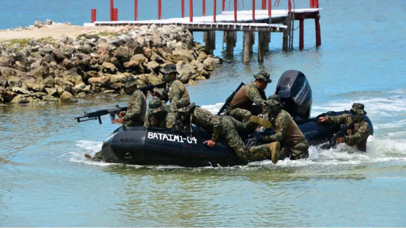 Militares de Navy SEALs de fuerzas especiales de EE.UU. entrenan en tierras yucatecas