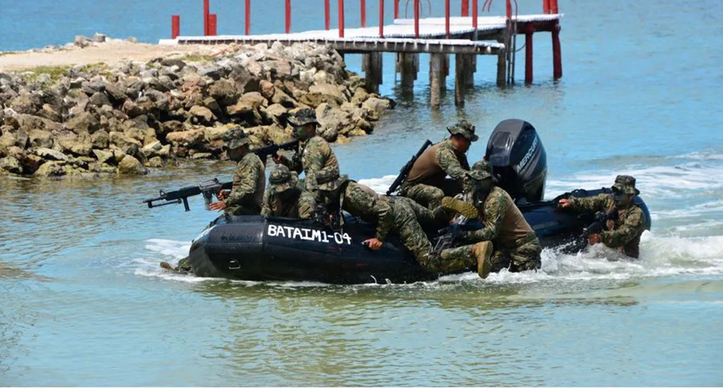 Militares de Navy SEALs de fuerzas especiales de EE.UU. entrenan en tierras yucatecas