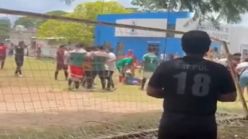 Jugadores se agarran a golpes en un partido de fútbol en Kanasín: Hay varios lesionados