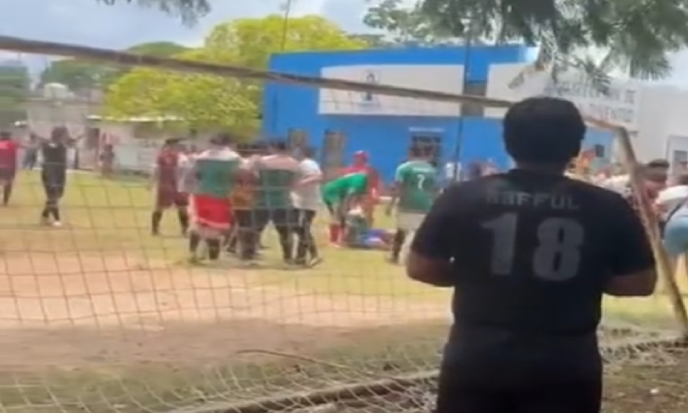 Jugadores se agarran a golpes en un partido de fútbol en Kanasín: Hay varios lesionados
