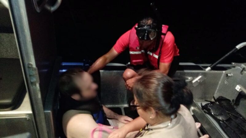 Marina y SSP rescatan a un turista y una moto acuática a la deriva en frente a Chicxulub Puerto