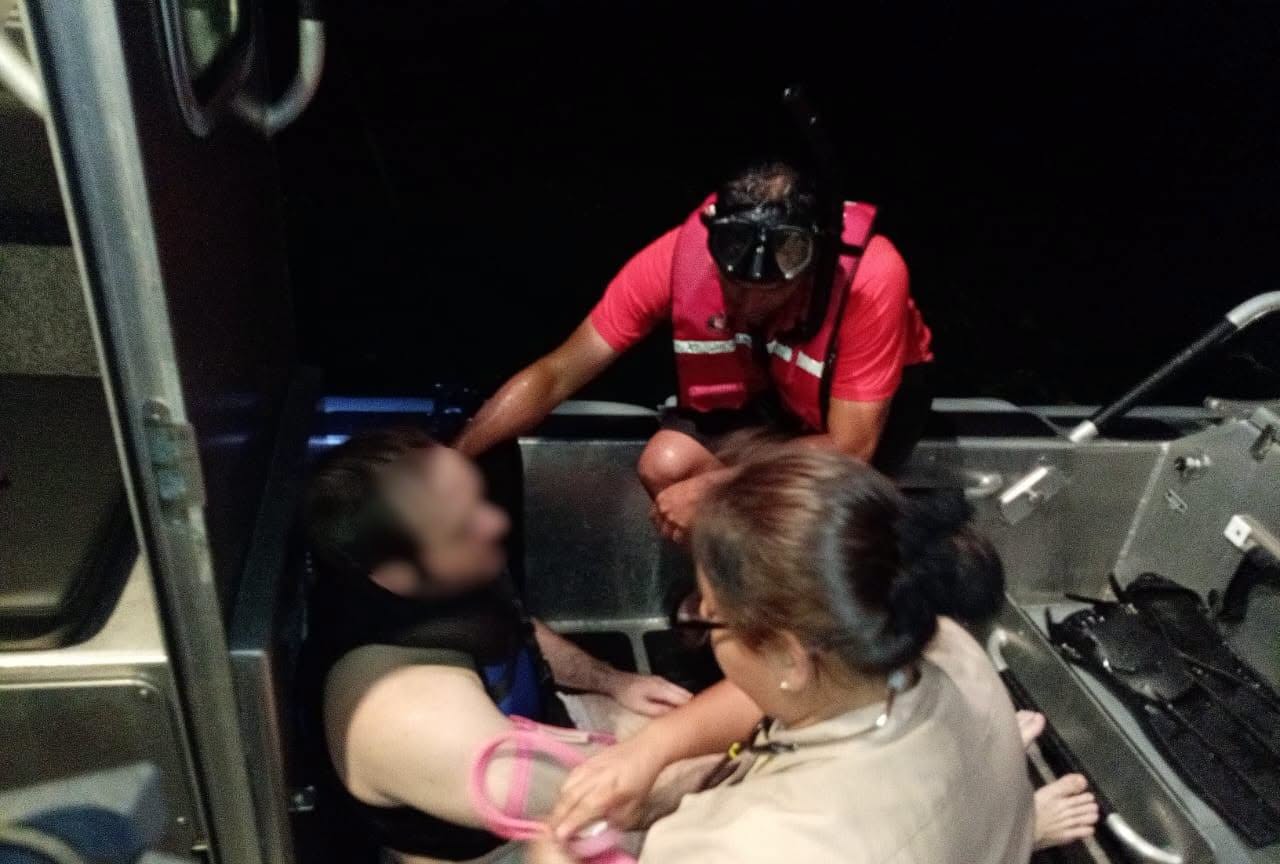 Marina y SSP rescatan a un turista y una moto acuática a la deriva en frente a Chicxulub Puerto