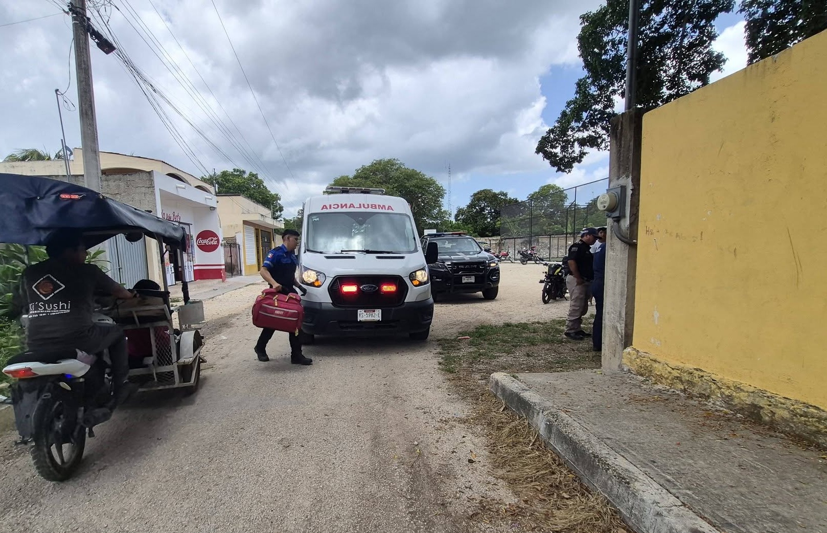 Un menor se cae y lesiona la rodilla en una cancha de fut7 en Hunucmá