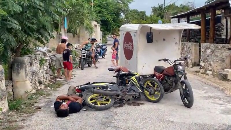Joven ebrio chocó contra una moto repartidora de Coca Cola de su tío en Dzidzantún