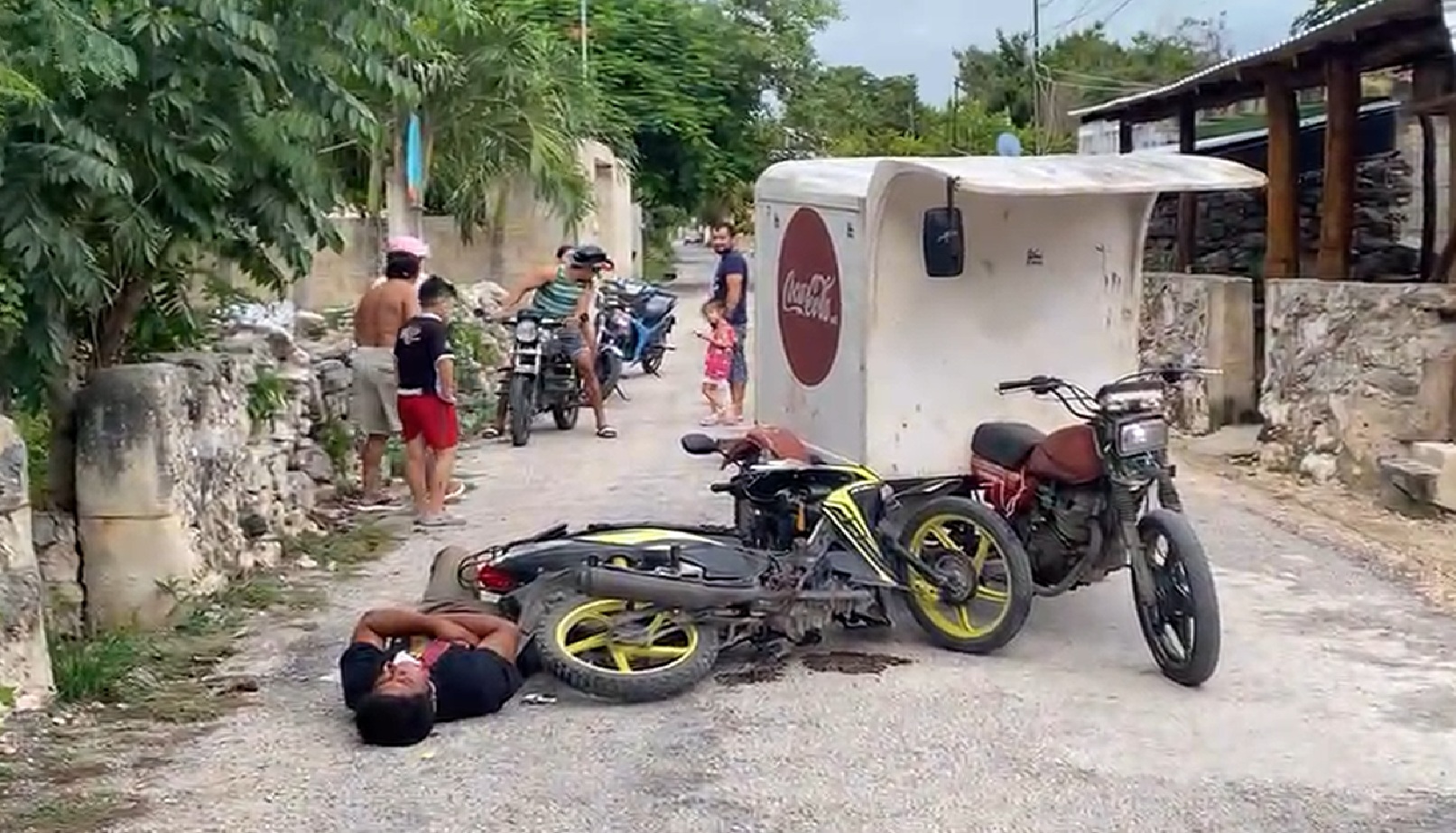 Joven ebrio chocó contra una moto repartidora de Coca Cola de su tío en Dzidzantún