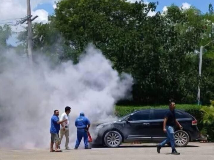 Una camioneta de lujo Lincoln pasó a incendiarse en una gasolinera en Tizimín