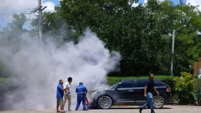 Una camioneta de lujo Lincoln pasó a incendiarse en una gasolinera en Tizimín