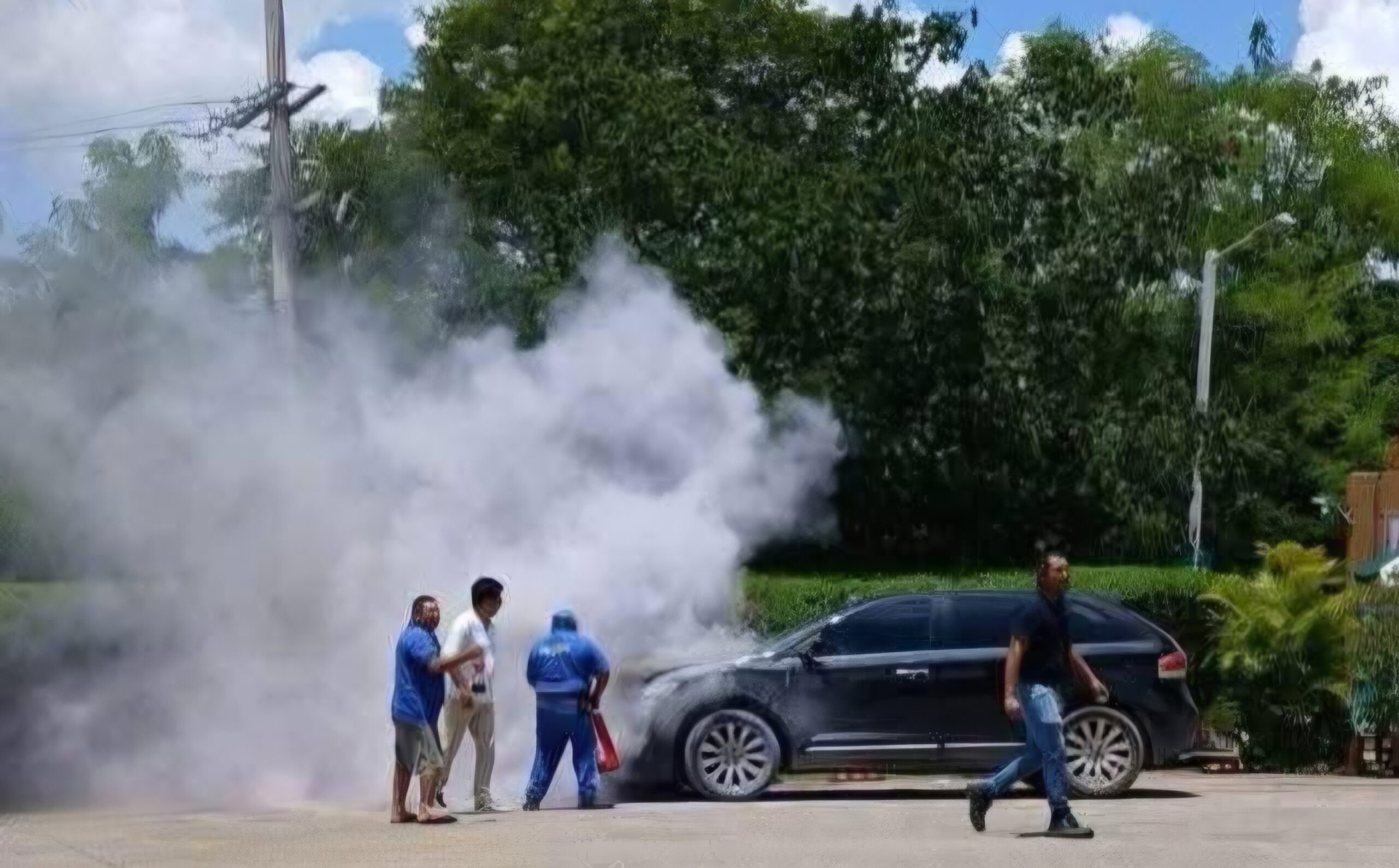 Una camioneta de lujo Lincoln pasó a incendiarse en una gasolinera en Tizimín
