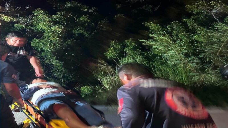 Pareja de dzilameños les revienta una llanta y salen de la carretera en la vía Santa Clara- Chabihau