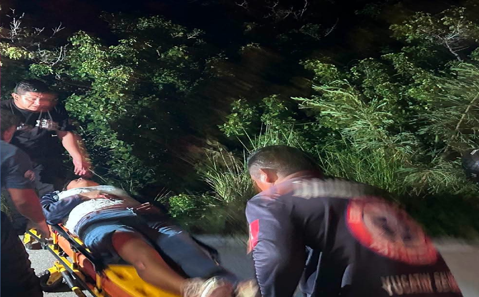 Pareja de dzilameños les revienta una llanta y salen de la carretera en la vía Santa Clara- Chabihau