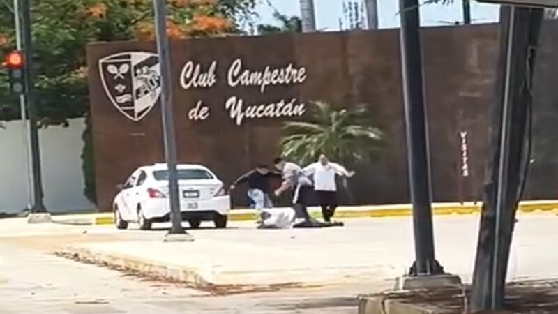Repartidores de comida le dan una brutal golpiza a un taxista frente el Club Campestre