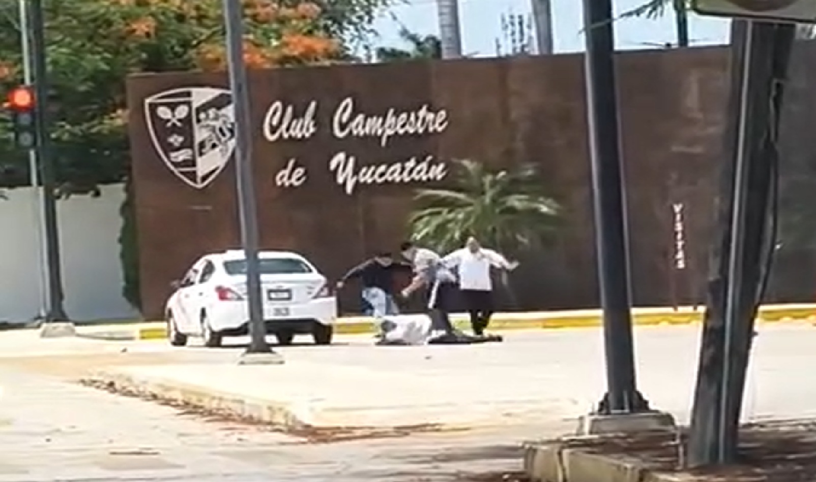 Repartidores de comida le dan una brutal golpiza a un taxista frente el Club Campestre