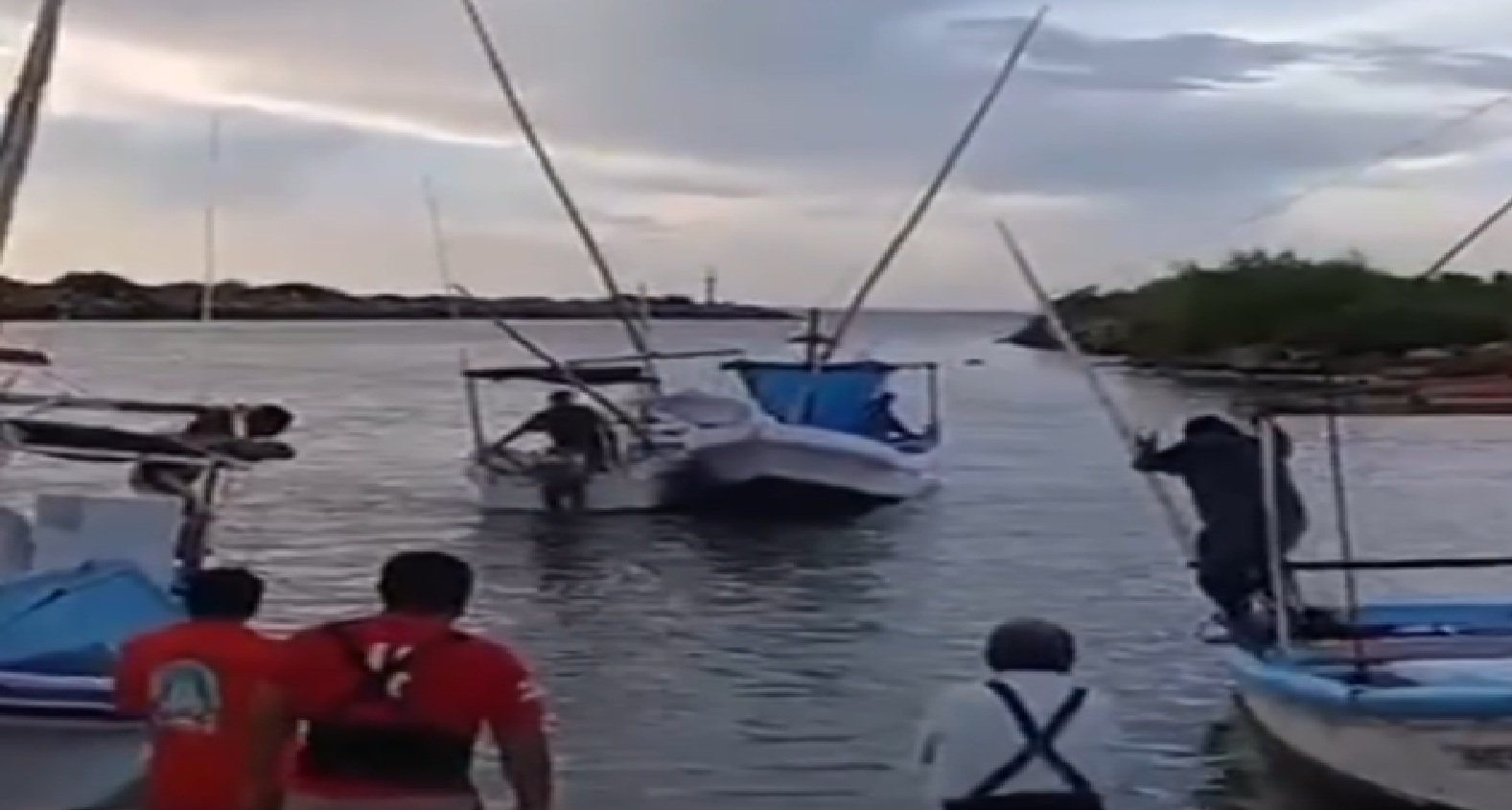 Fuerte turbonada voltea una lancha en San Crisanto: Rescatan vivos a los tripulantes  