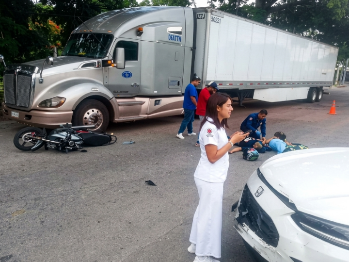 Brutal choque: Conductora choca y lesiona a dos motociclistas en la avenida Jacinto Canek
