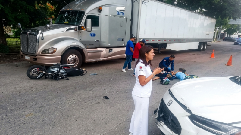Brutal choque: Conductora choca y lesiona a dos motociclistas en la avenida Jacinto Canek