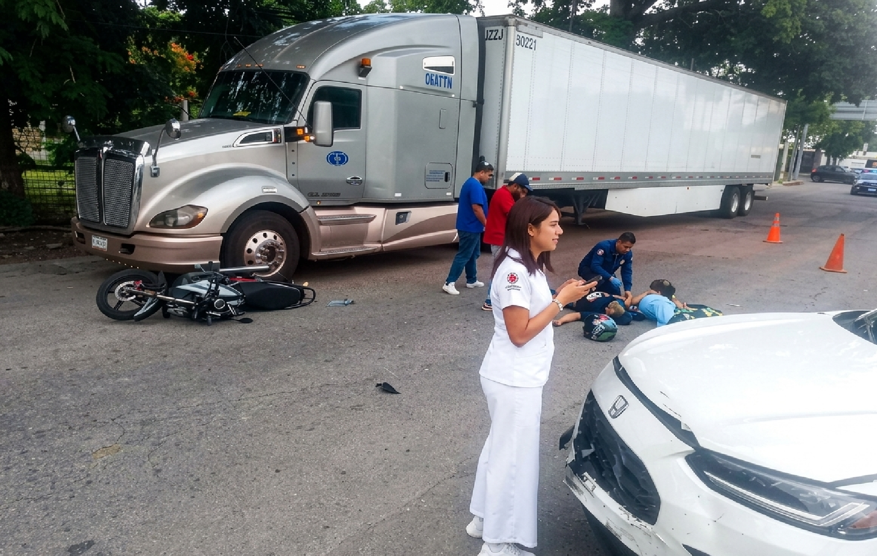 Brutal choque: Conductora choca y lesiona a dos motociclistas en la avenida Jacinto Canek