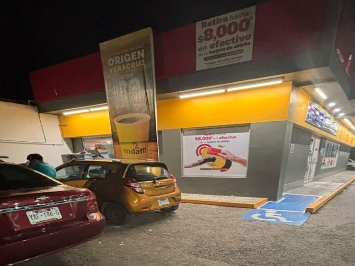 Entró a comprar en un Oxxo y le roban 12 mil pesos de su auto, en las Cinco Colonias