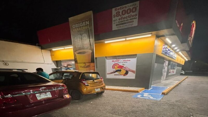 Entró a comprar en un Oxxo y le roban 12 mil pesos de su auto, en las Cinco Colonias