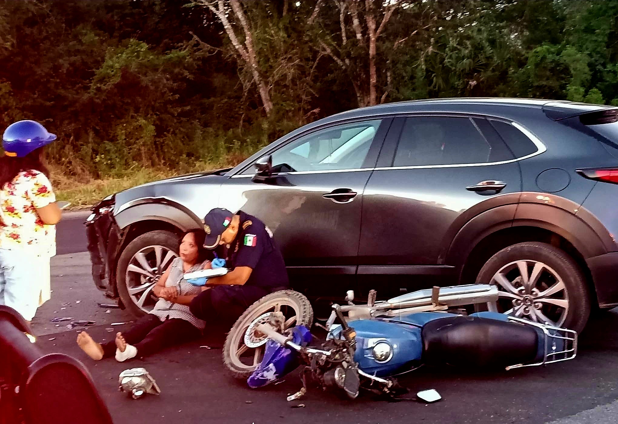 Un automovilista choca y lesiona a dos motociclista en el entronque de Uci, comisaria de Motul