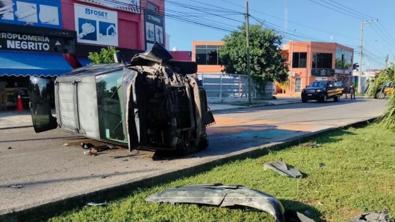 Acelerada madre choca contra un árbol y vuelca en Pedregales de Ciudad Caucel