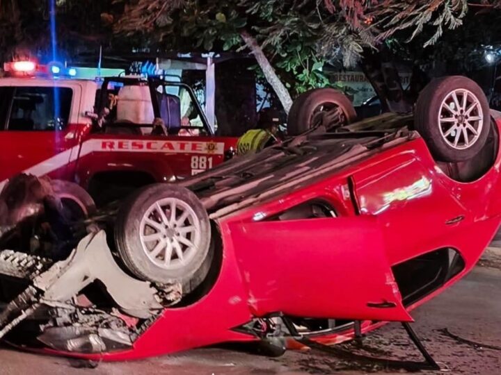 Un automovilista volantea para no chocar y termina volcado en la avenida Correa Rachó.
