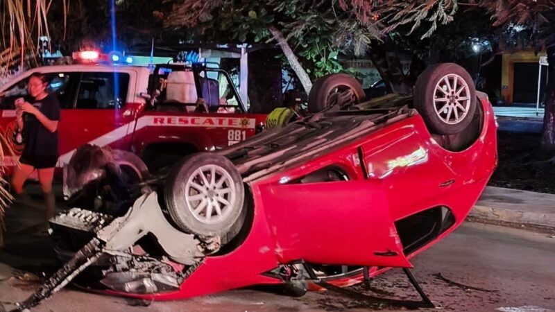 Un automovilista volantea para no chocar y termina volcado en la avenida Correa Rachó.