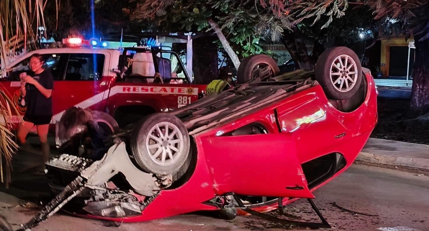 Un automovilista volantea para no chocar y termina volcado en la avenida Correa Rachó.