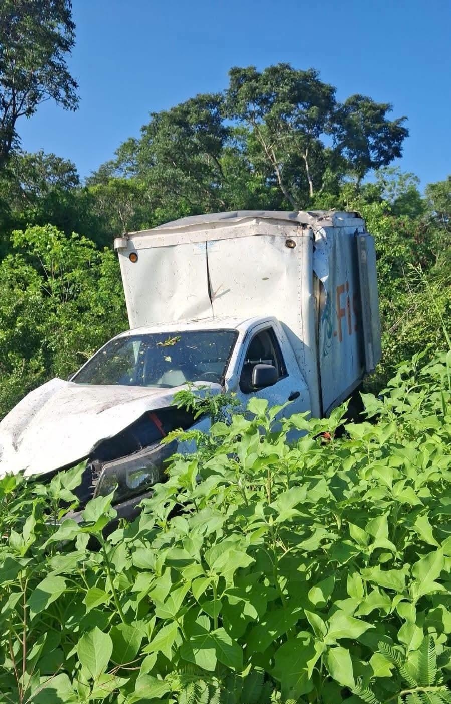 Una camioneta cargada con pescado vuelca en la carretera Celestún- Kinchil