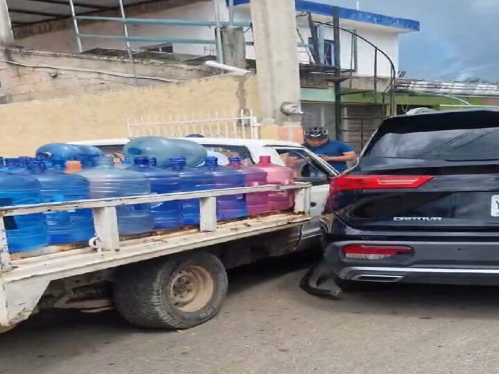 Imprudente conductor le cierra el paso y choca a un repartidor de agua en calles de Tekax