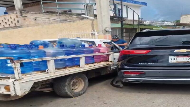 Imprudente conductor le cierra el paso y choca a un repartidor de agua en calles de Tekax