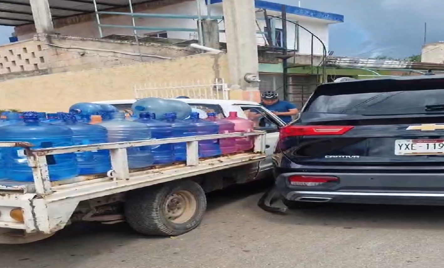 Imprudente conductor le cierra el paso y choca a un repartidor de agua en calles de Tekax