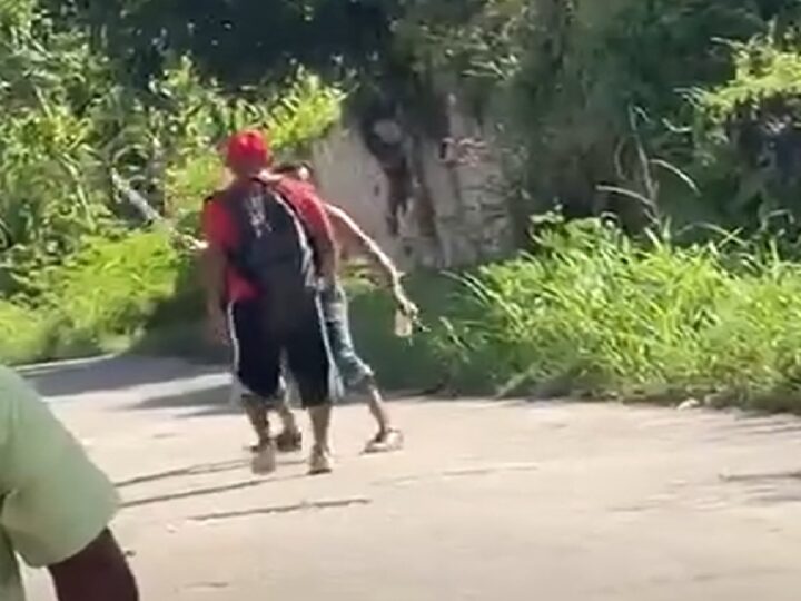 Sujetos ebrios y drogados se garran a pedradas y machetazos en Calotmul: Ponen en peligro a niños  