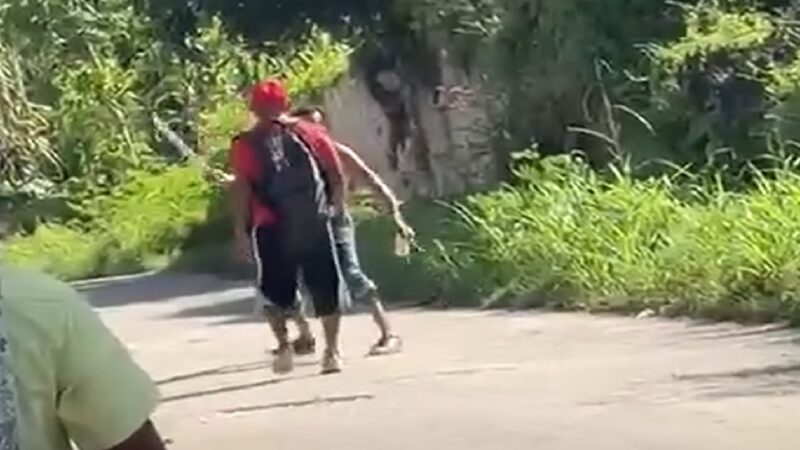 Sujetos ebrios y drogados se garran a pedradas y machetazos en Calotmul: Ponen en peligro a niños  