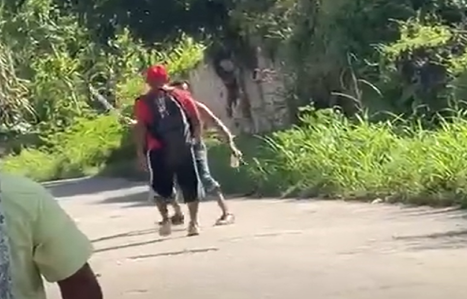 Sujetos ebrios y drogados se garran a pedradas y machetazos en Calotmul: Ponen en peligro a niños  