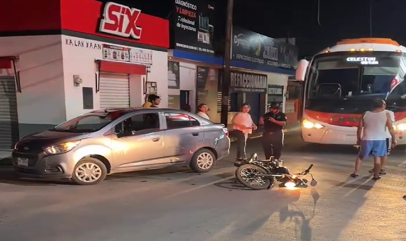 Una conductora choca y lesiona una pareja y a un bebe que iban en moto en Hunucmá