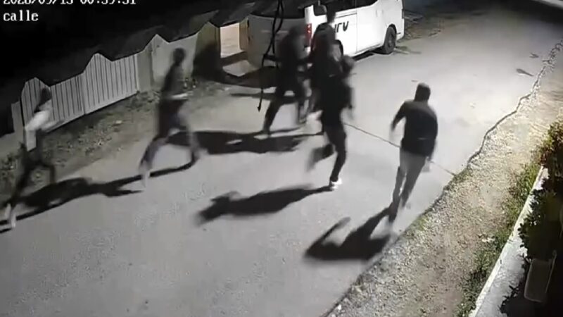 Exigen frenar vandalismo en Hunucmá: Jóvenes aporrean puertas y portones en horas de la madrugada