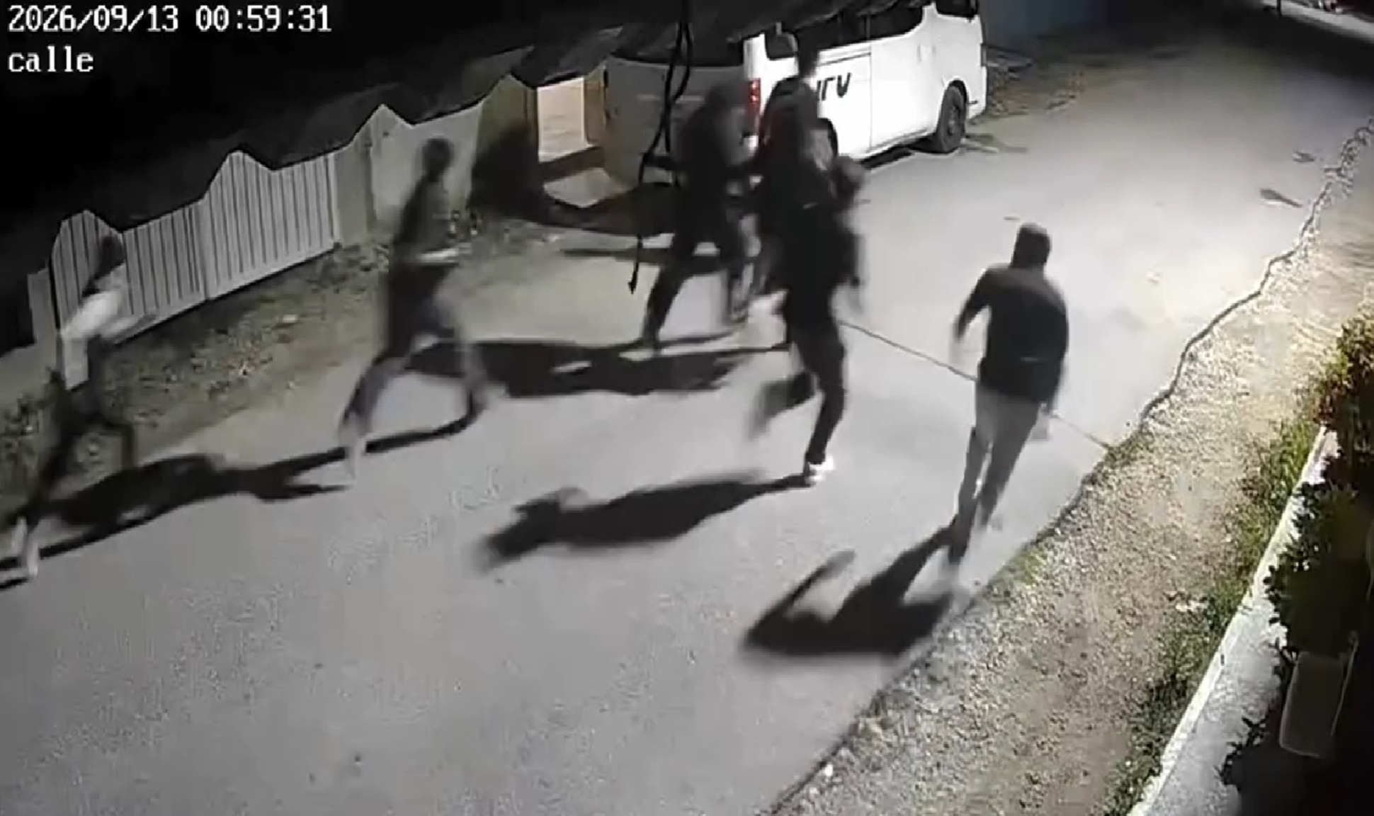 Exigen frenar vandalismo en Hunucmá: Jóvenes aporrean puertas y portones en horas de la madrugada