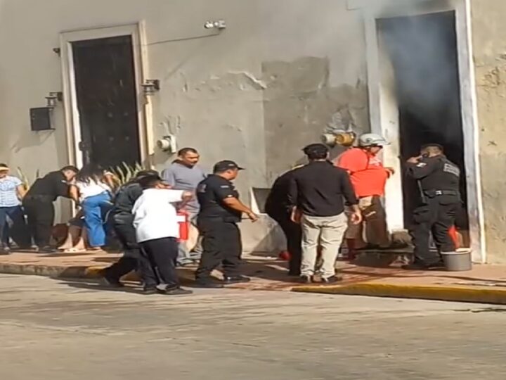 Vecinos y policía apagan una casa en llamas en el centro de Valladolid