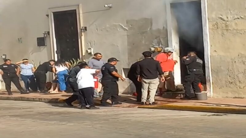 Vecinos y policía apagan una casa en llamas en el centro de Valladolid