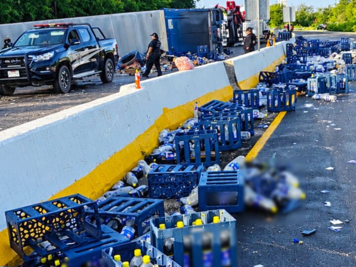 Un tráiler cargado con miles de botellas de refresco vuelca en la vía Mérida-Motul