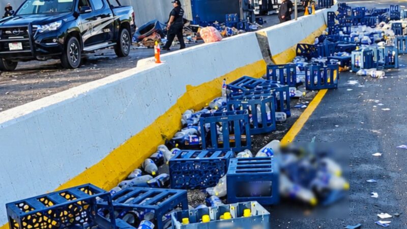 Un tráiler cargado con miles de botellas de refresco vuelca en la vía Mérida-Motul