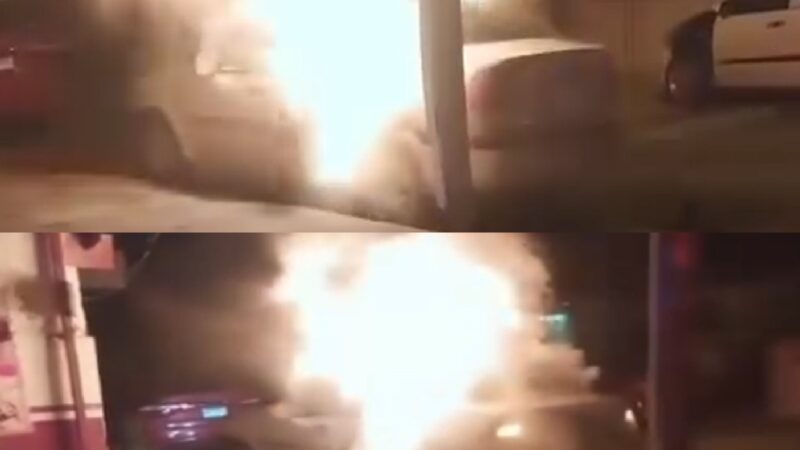 Paranormal: Un auto en llamas enciende sus luces y se mueve para evitar que bomberos lo apaguen