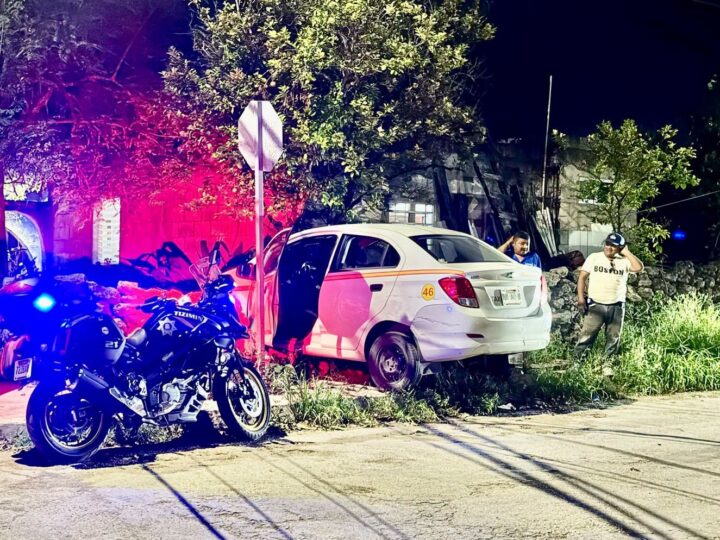 Un taxista se vuela un alto, choca contra una camioneta y termina dentro de una casa en Tizimín