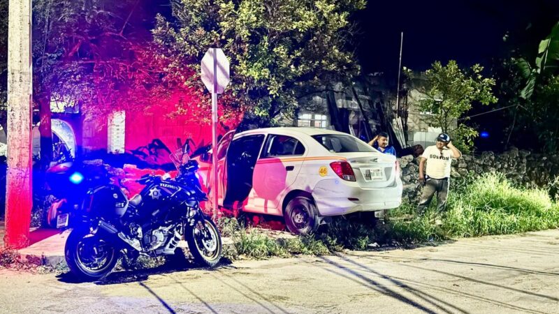 Un taxista se vuela un alto, choca contra una camioneta y termina dentro de una casa en Tizimín