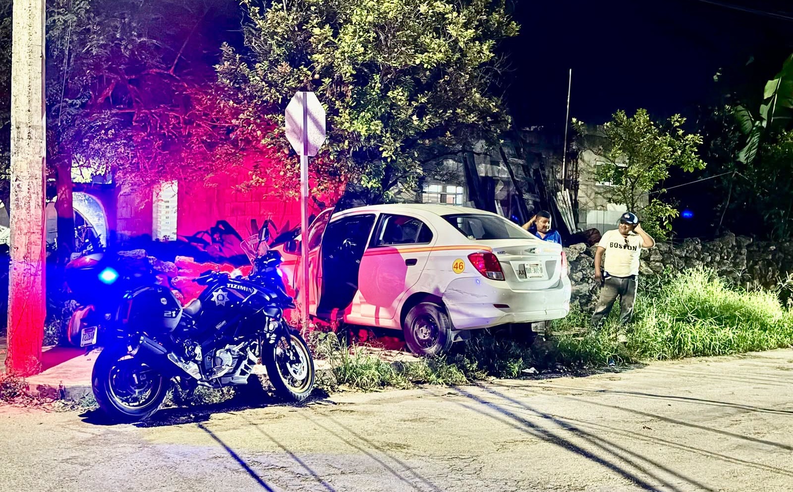 Un taxista se vuela un alto, choca contra una camioneta y termina dentro de una casa en Tizimín