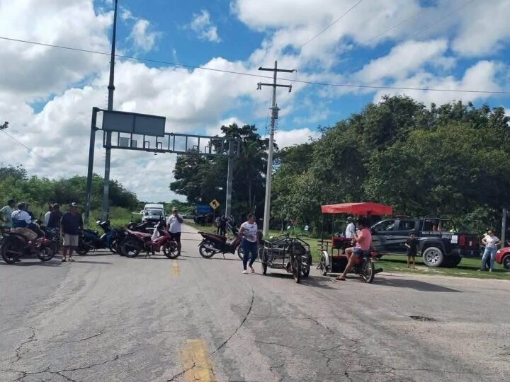 Bloquean en el tronque Rio Lagartos, Las Coloradas y San Felipe exigen ampliar la carretera Tizimín- Rio Lagartos