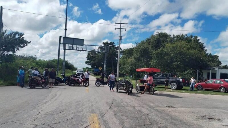 Bloquean en el tronque Rio Lagartos, Las Coloradas y San Felipe exigen ampliar la carretera Tizimín- Rio Lagartos